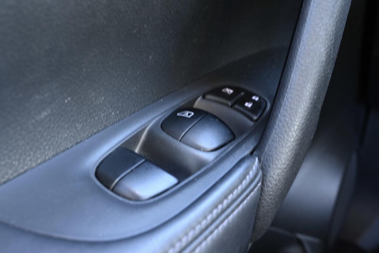 2017 Nissan Rogue SV / 7 SEATER / HEATED SEATS / CROSS RAILS Photo