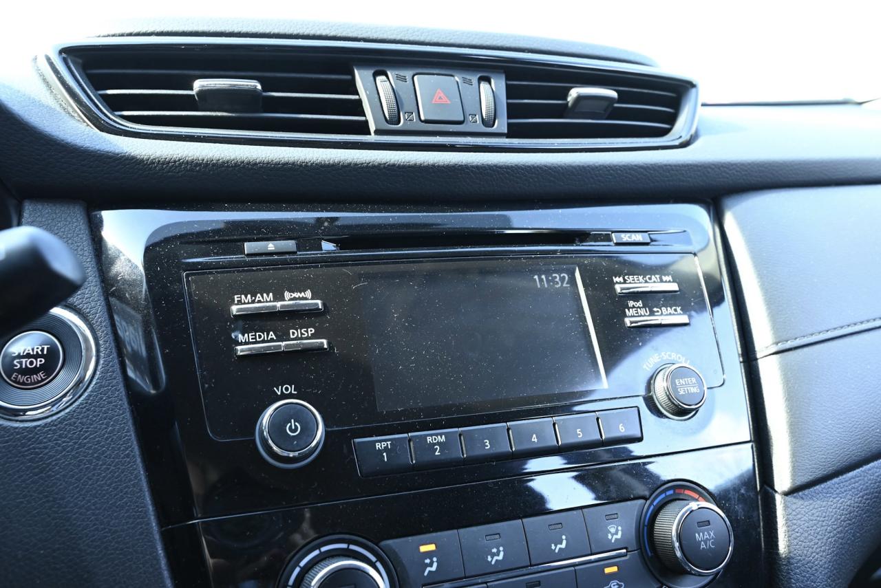 2017 Nissan Rogue SV AWD / HEATED SEATS / FULLY CERTIFIED! Photo