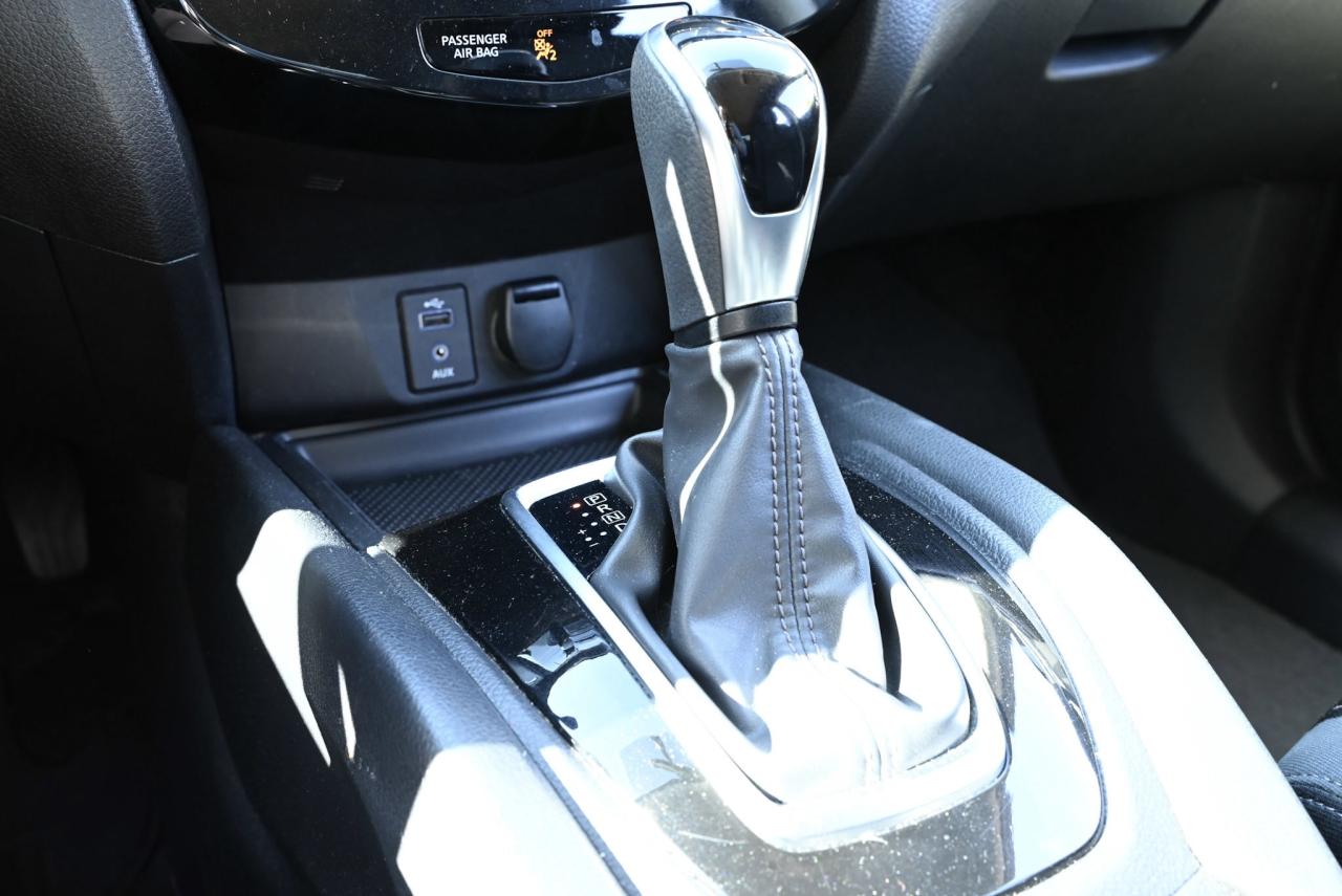 2017 Nissan Rogue SV / 7 SEATER / HEATED SEATS / CROSS RAILS Photo