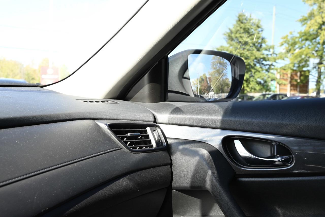 2017 Nissan Rogue SV / 7 SEATER / HEATED SEATS / CROSS RAILS Photo