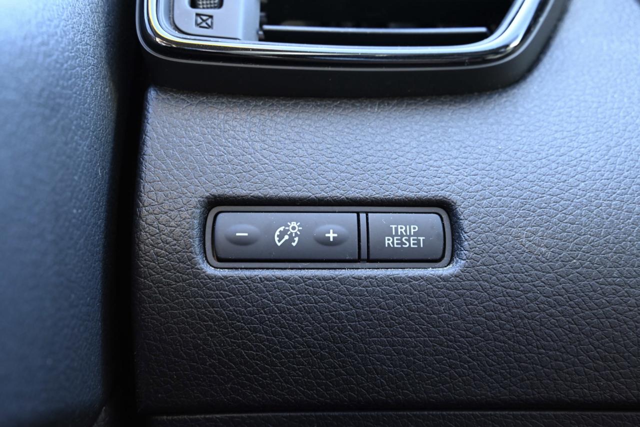 2017 Nissan Rogue SV AWD / HEATED SEATS / FULLY CERTIFIED! Photo