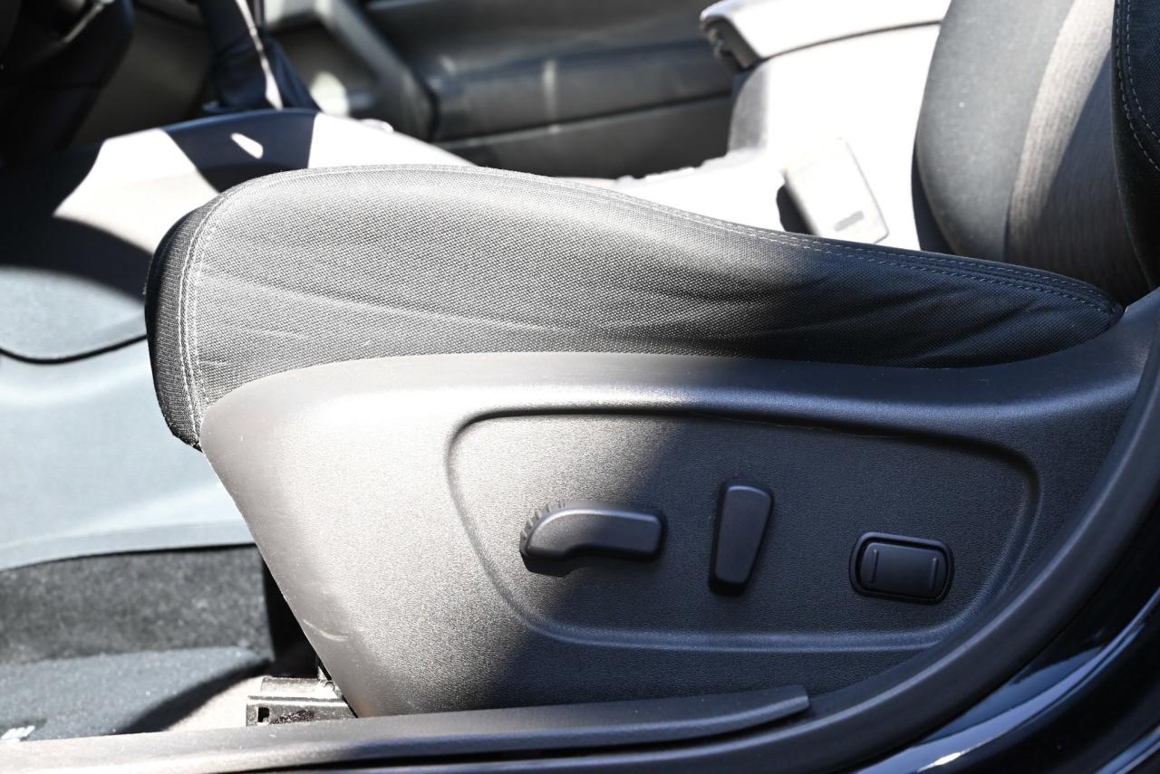 2017 Nissan Rogue SV AWD / HEATED SEATS / FULLY CERTIFIED! Photo