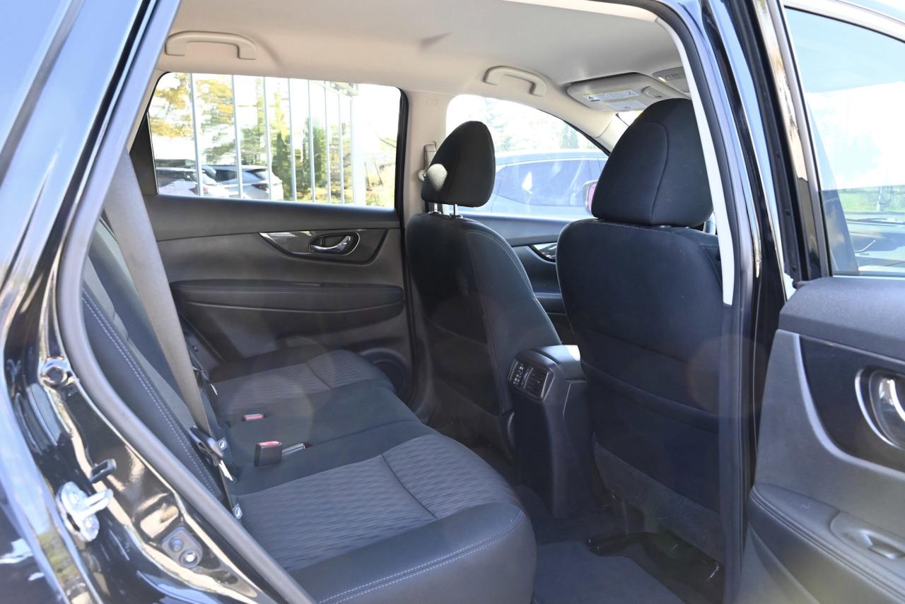 2017 Nissan Rogue SV / 7 SEATER / HEATED SEATS / CROSS RAILS Photo