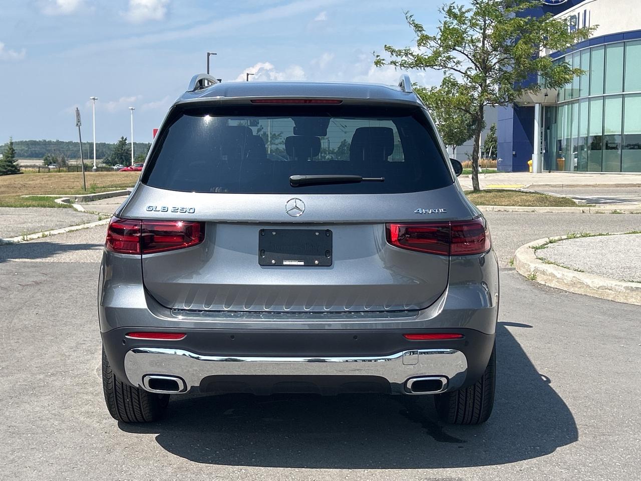 2026 Mercedes-Benz GLB 250 4MATIC Photo4