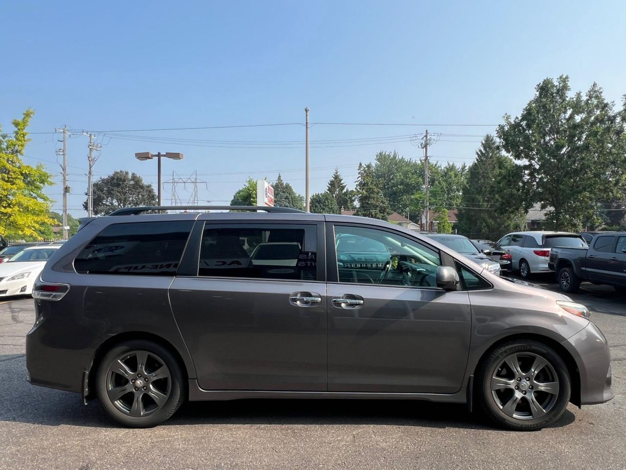 2017 Toyota Sienna 5dr SE 8-Pass FWD Accident Free Low KMS Photo3