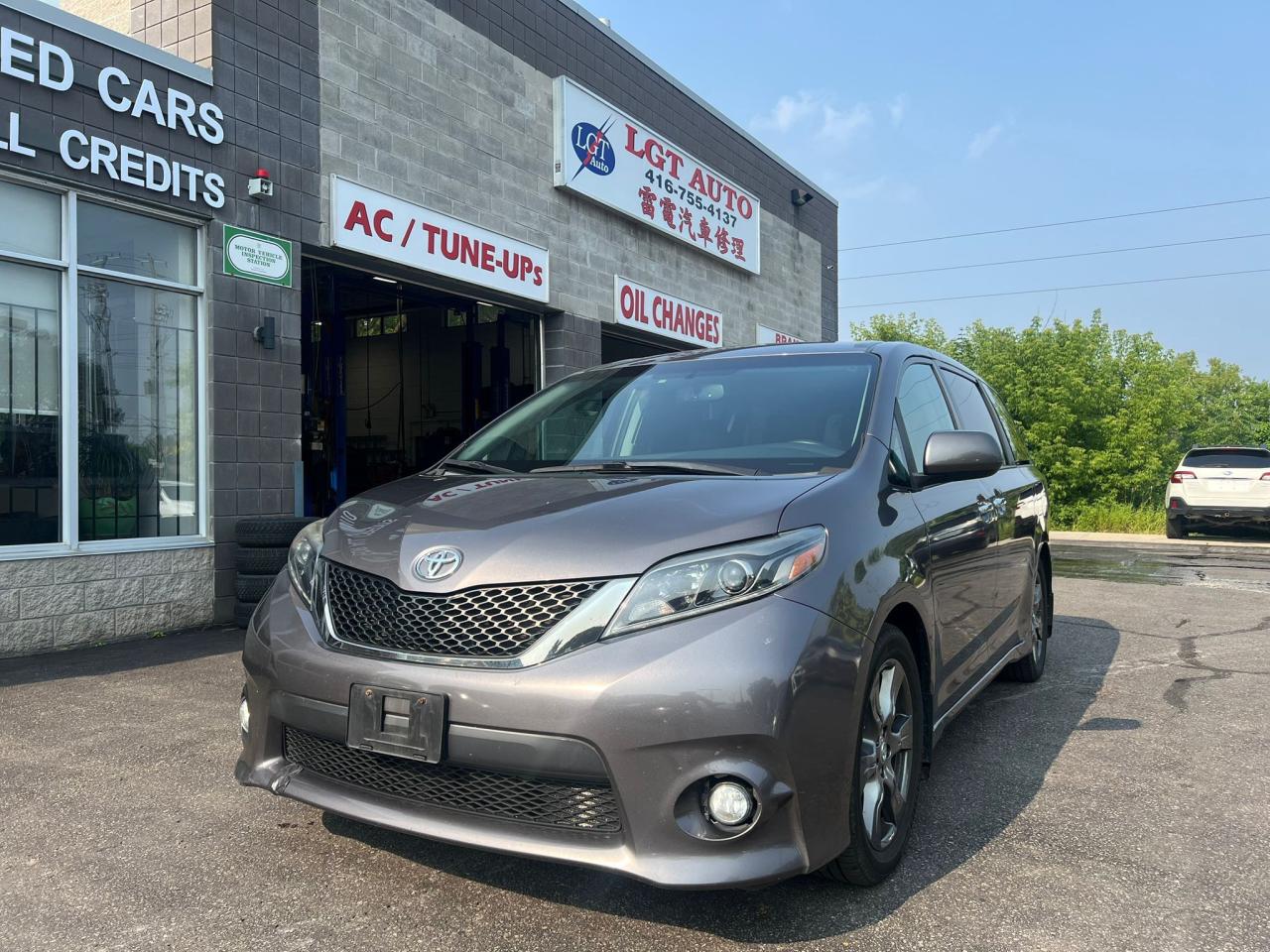 2017 Toyota Sienna 5dr SE 8-Pass FWD Accident Free Low KMS Photo0