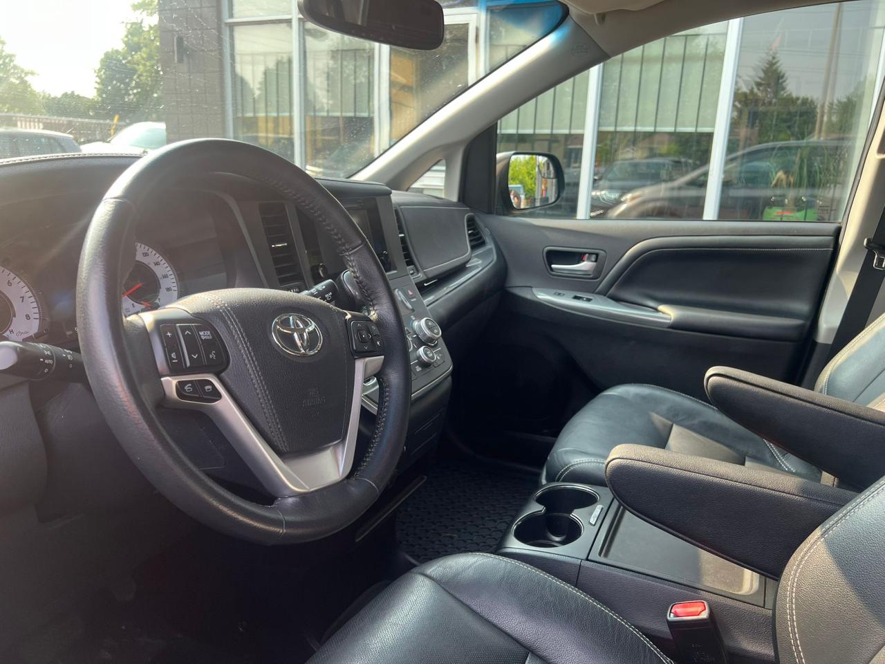 2017 Toyota Sienna 5dr SE 8-Pass FWD Accident Free Low KMS Photo