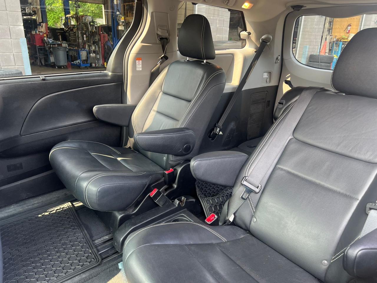 2017 Toyota Sienna 5dr SE 8-Pass FWD Accident Free Low KMS Photo