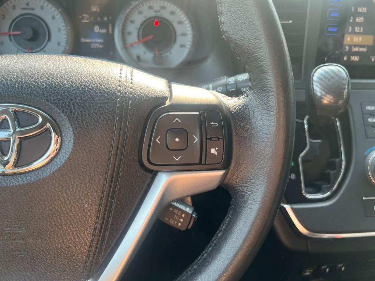 2017 Toyota Sienna 5dr SE 8-Pass FWD Accident Free Low KMS Photo