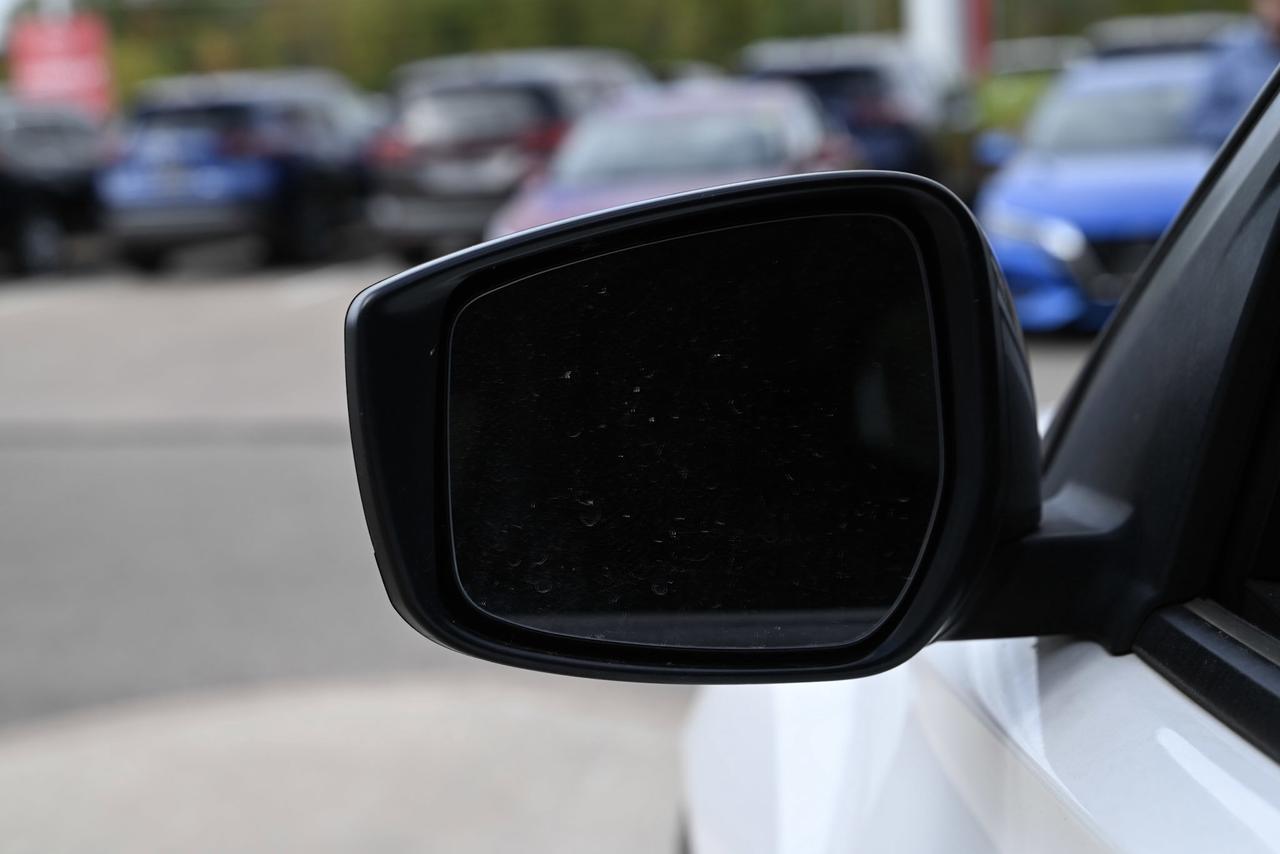 2023 Nissan Kicks SV/ 1-owner / HEATED SEATS / HEATED STEERING WHEEL Photo3