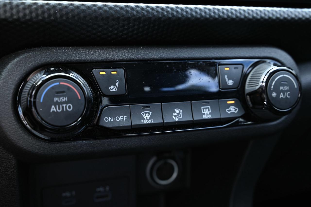 2023 Nissan Kicks SV/ 1-owner / HEATED SEATS / HEATED STEERING WHEEL Photo