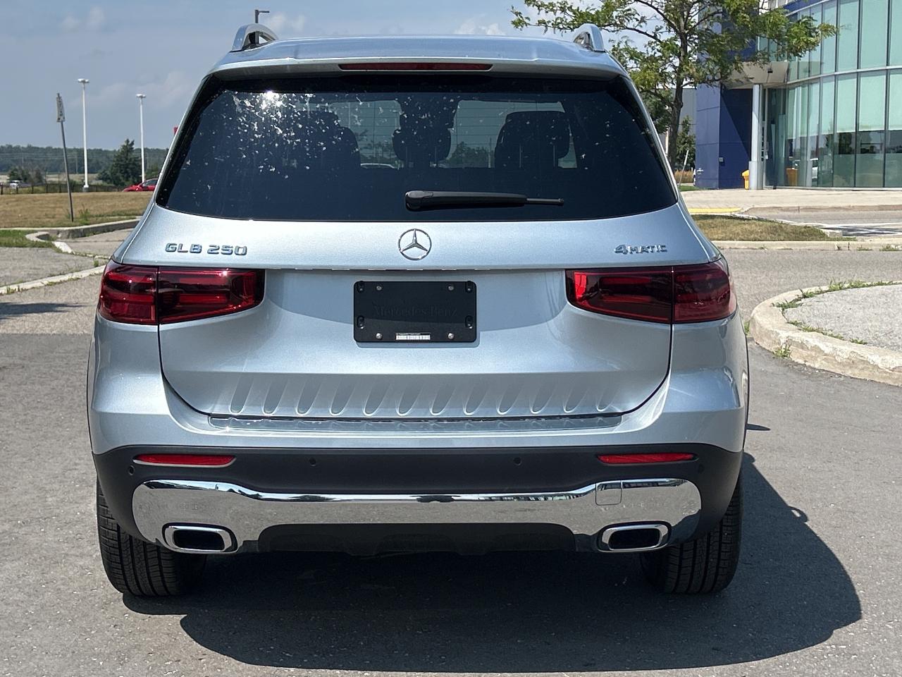 2026 Mercedes-Benz GLB 250 4MATIC Photo4