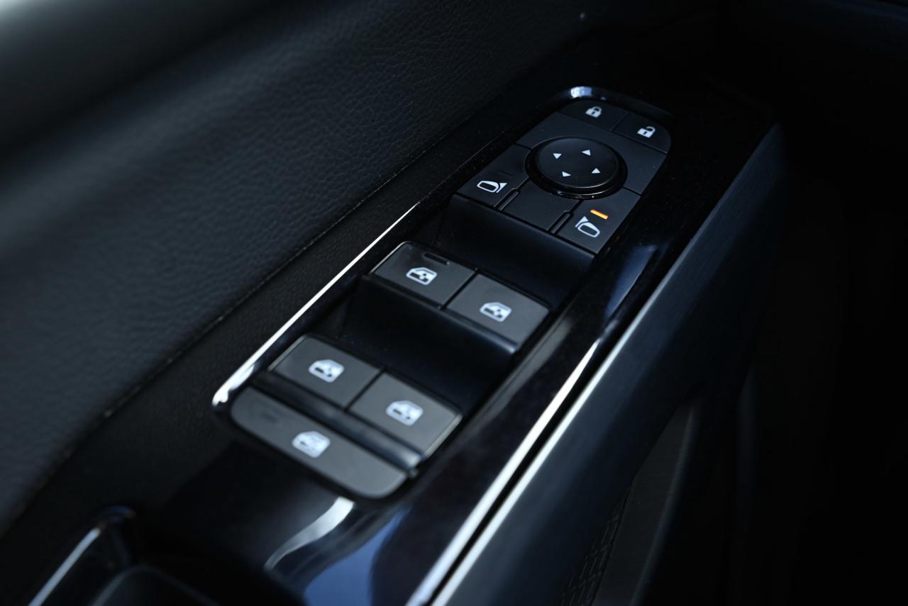 2022 Nissan Pathfinder SL/ 8 RIDER SUV/ SUNROOF/ 1-OWNER/ 4WD Photo