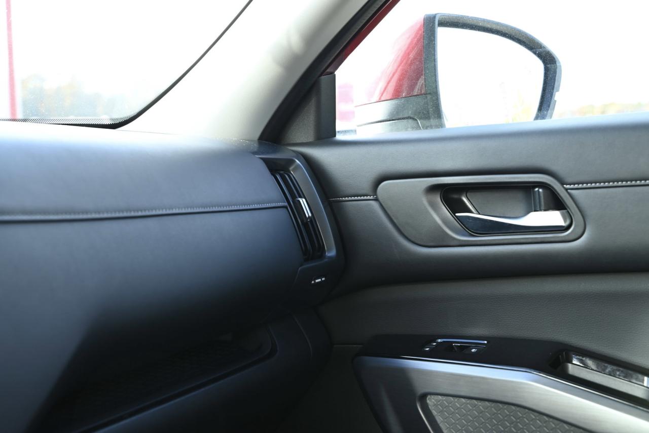 2022 Nissan Pathfinder SL/ 8 RIDER SUV/ SUNROOF/ 1-OWNER/ 4WD Photo