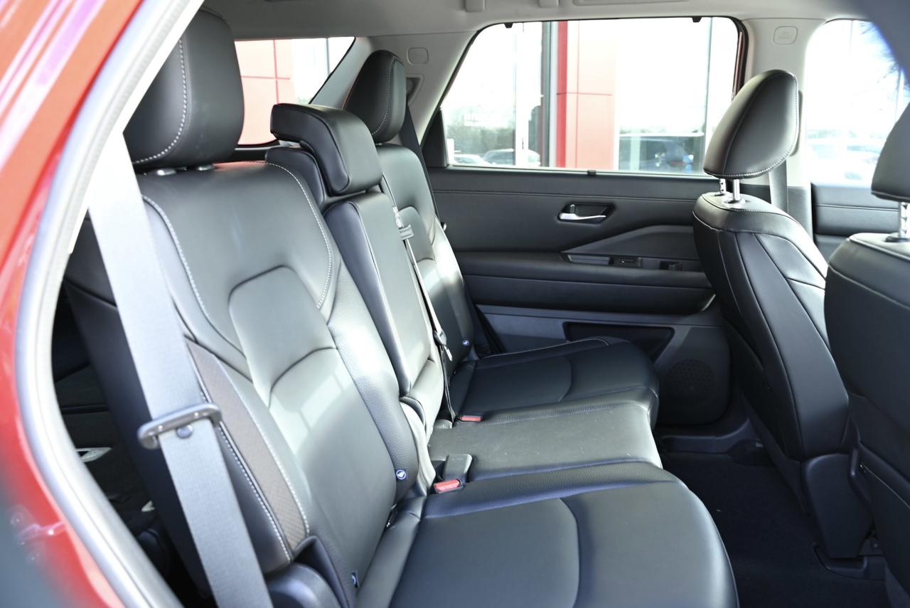 2022 Nissan Pathfinder SL/ 8 RIDER SUV/ SUNROOF/ 1-OWNER/ 4WD Photo