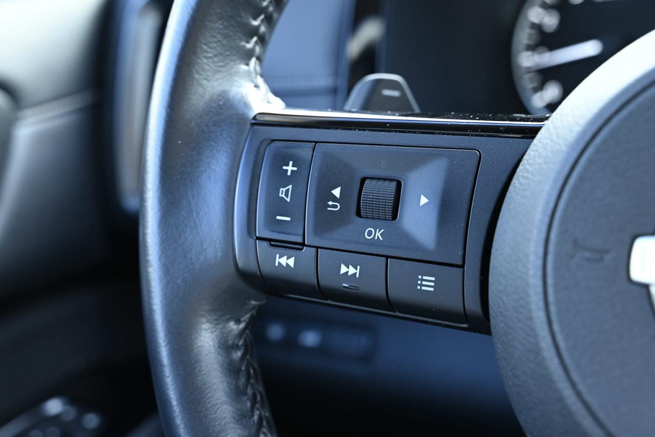 2022 Nissan Pathfinder SL/ 8 RIDER SUV/ SUNROOF/ 1-OWNER/ 4WD Photo