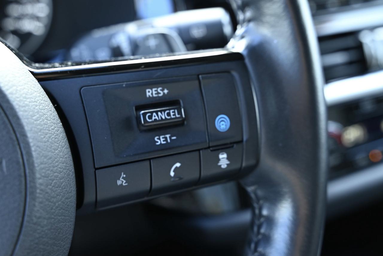 2022 Nissan Pathfinder SL/ 8 RIDER SUV/ SUNROOF/ 1-OWNER/ 4WD Photo