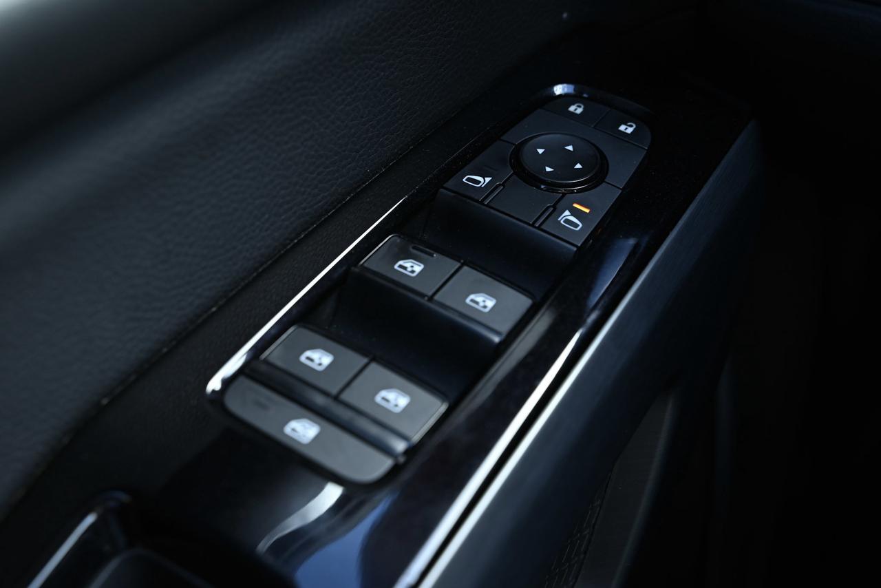 2022 Nissan Pathfinder SL/ 8 RIDER SUV/ SUNROOF/ 1-OWNER/ 4WD Photo