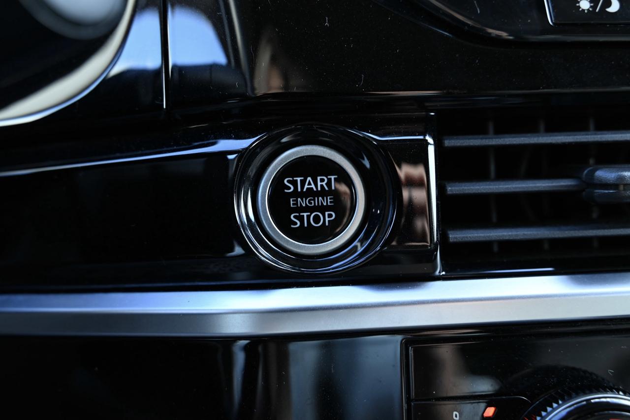 2022 Nissan Pathfinder SL/ 8 RIDER SUV/ SUNROOF/ 1-OWNER/ 4WD Photo