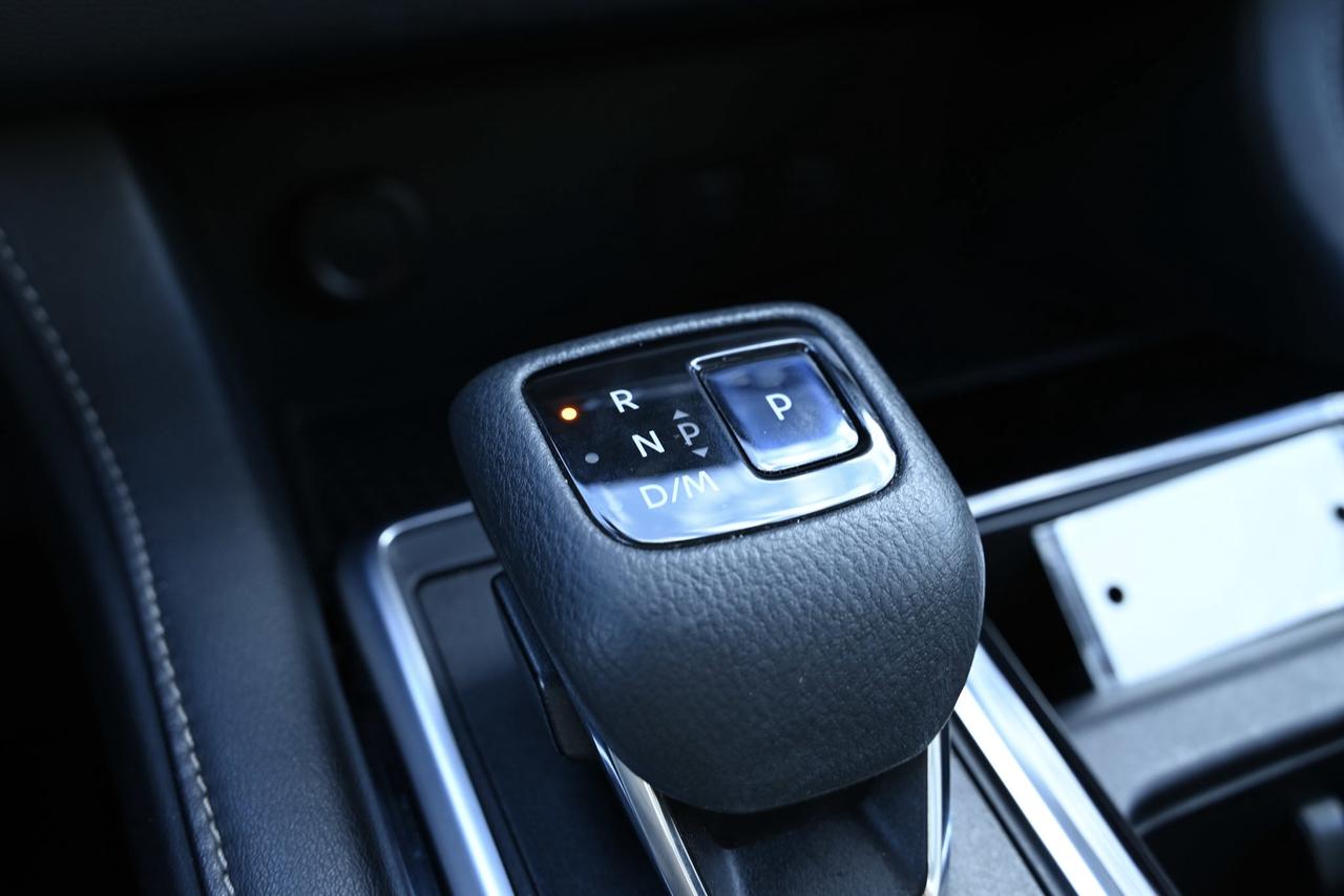 2022 Nissan Pathfinder SL/ 8 RIDER SUV/ SUNROOF/ 1-OWNER/ 4WD Photo