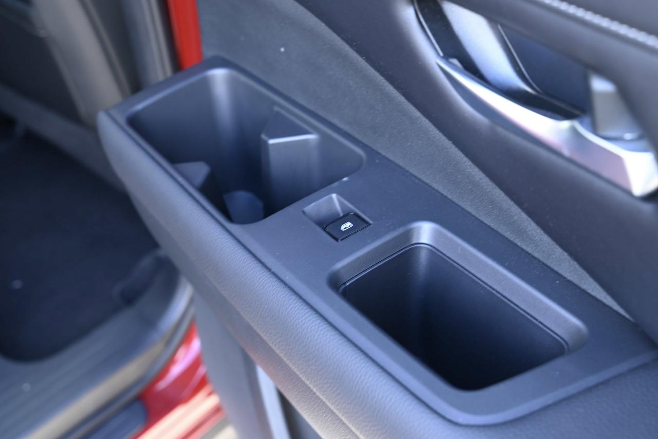 2022 Nissan Pathfinder SL/ 8 RIDER SUV/ SUNROOF/ 1-OWNER/ 4WD Photo