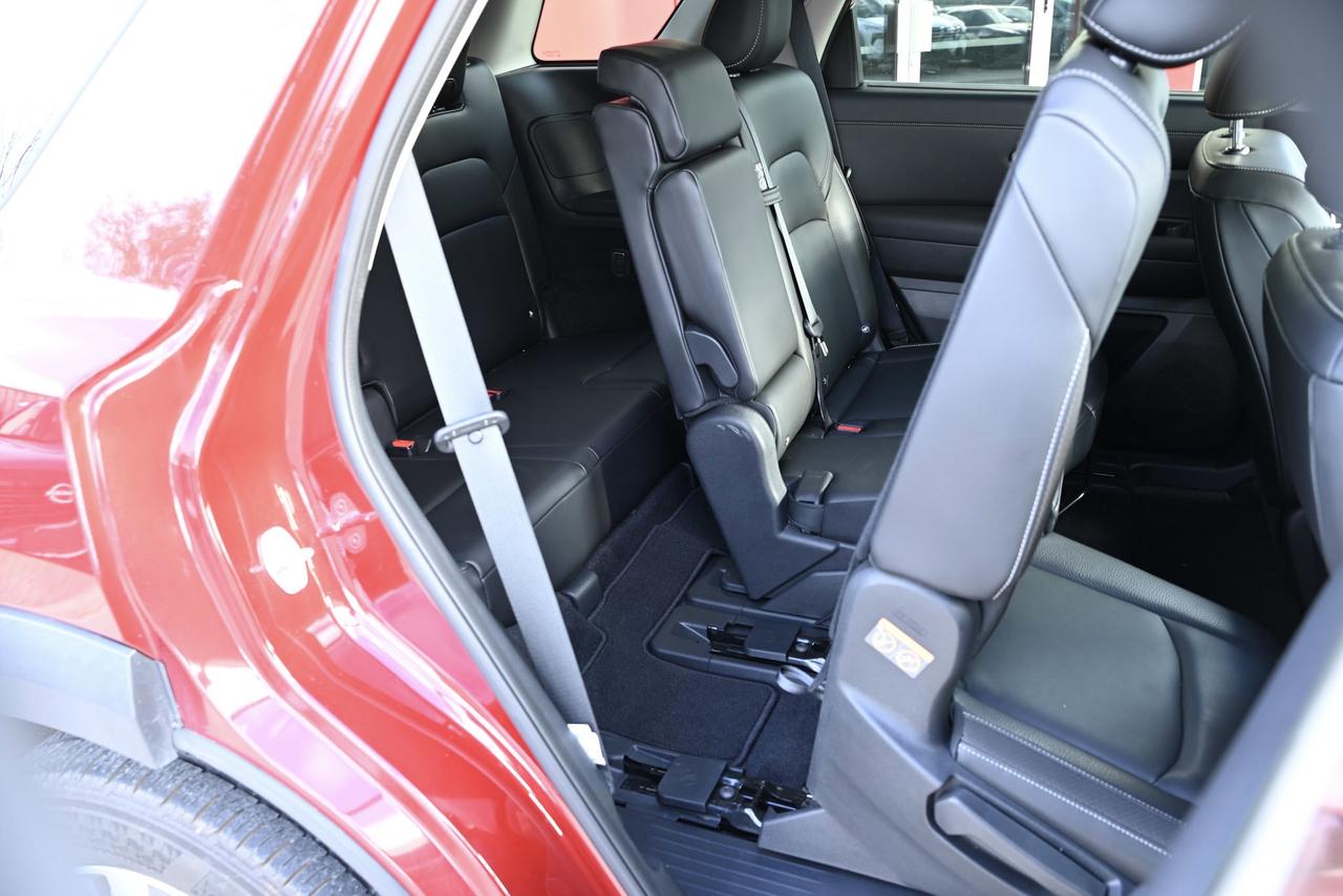 2022 Nissan Pathfinder SL/ 8 RIDER SUV/ SUNROOF/ 1-OWNER/ 4WD Photo