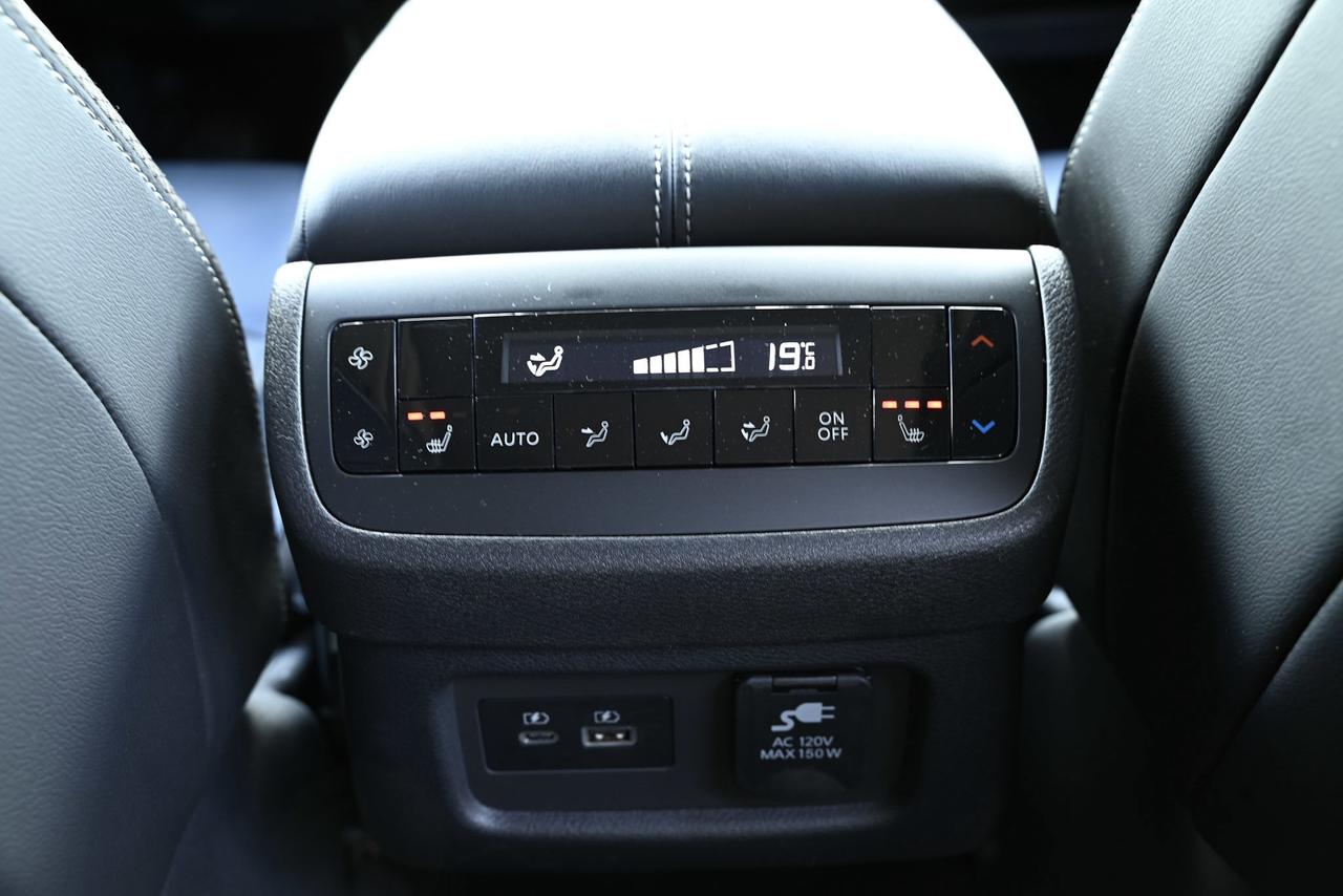 2022 Nissan Pathfinder SL/ 8 RIDER SUV/ SUNROOF/ 1-OWNER/ 4WD Photo