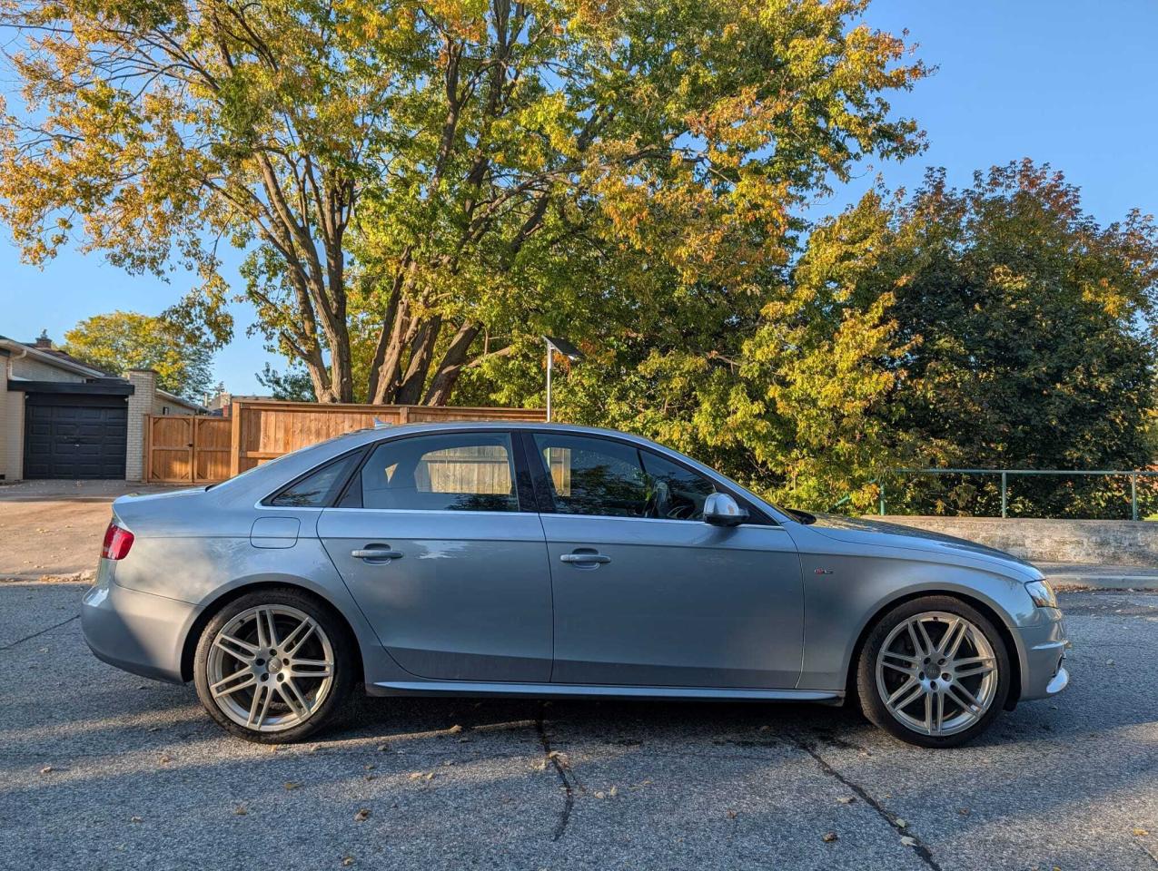 2011 Audi A4 4dr Sdn Man quattro 2.0T Premium Photo3