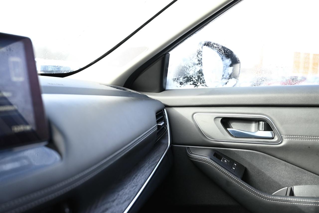 2024 Nissan Rogue Platinum/ Nissan Company Vehicle/ Only/ Low Kilo/ Photo