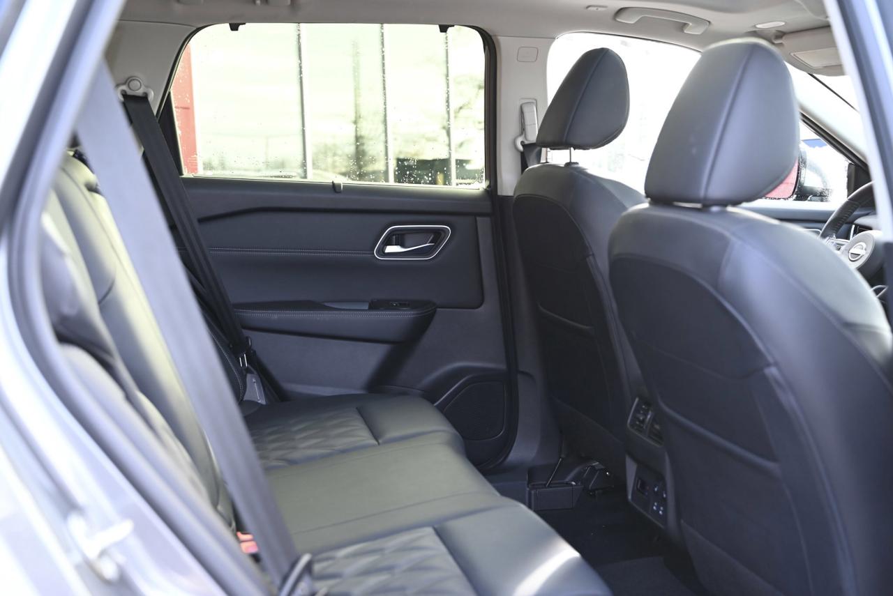 2024 Nissan Rogue Platinum/ Nissan Company Vehicle/ Only/ Low Kilo/ Photo