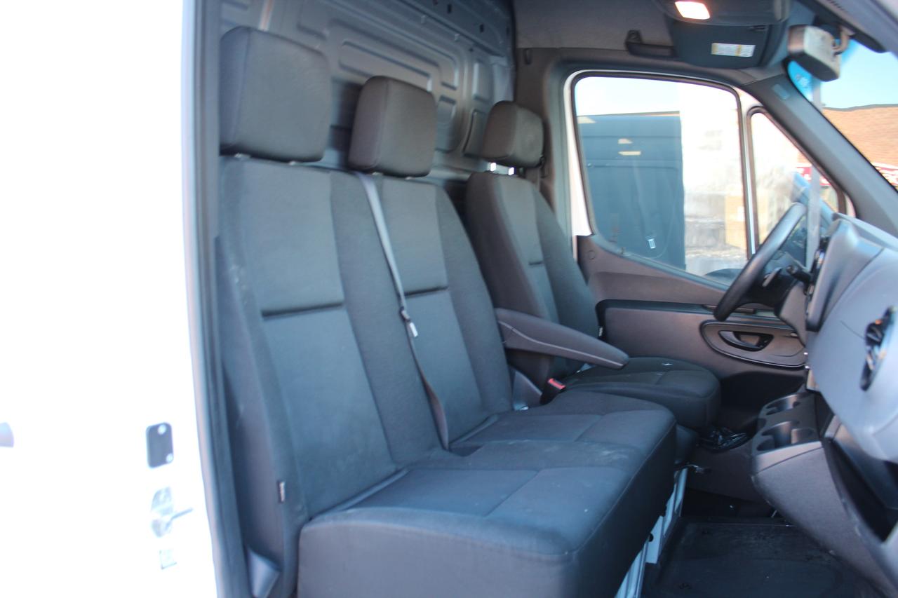 2021 Mercedes-Benz Sprinter Cargo Van 170" - "FULL SIZE" - "DIESEL" - "3 SEATER" Photo3