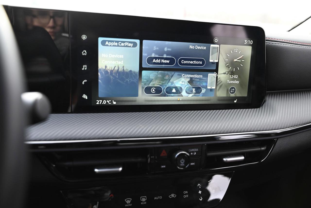 2025 Nissan Kicks SR/ Fully loaded/ Nissan Company Vehicle Photo