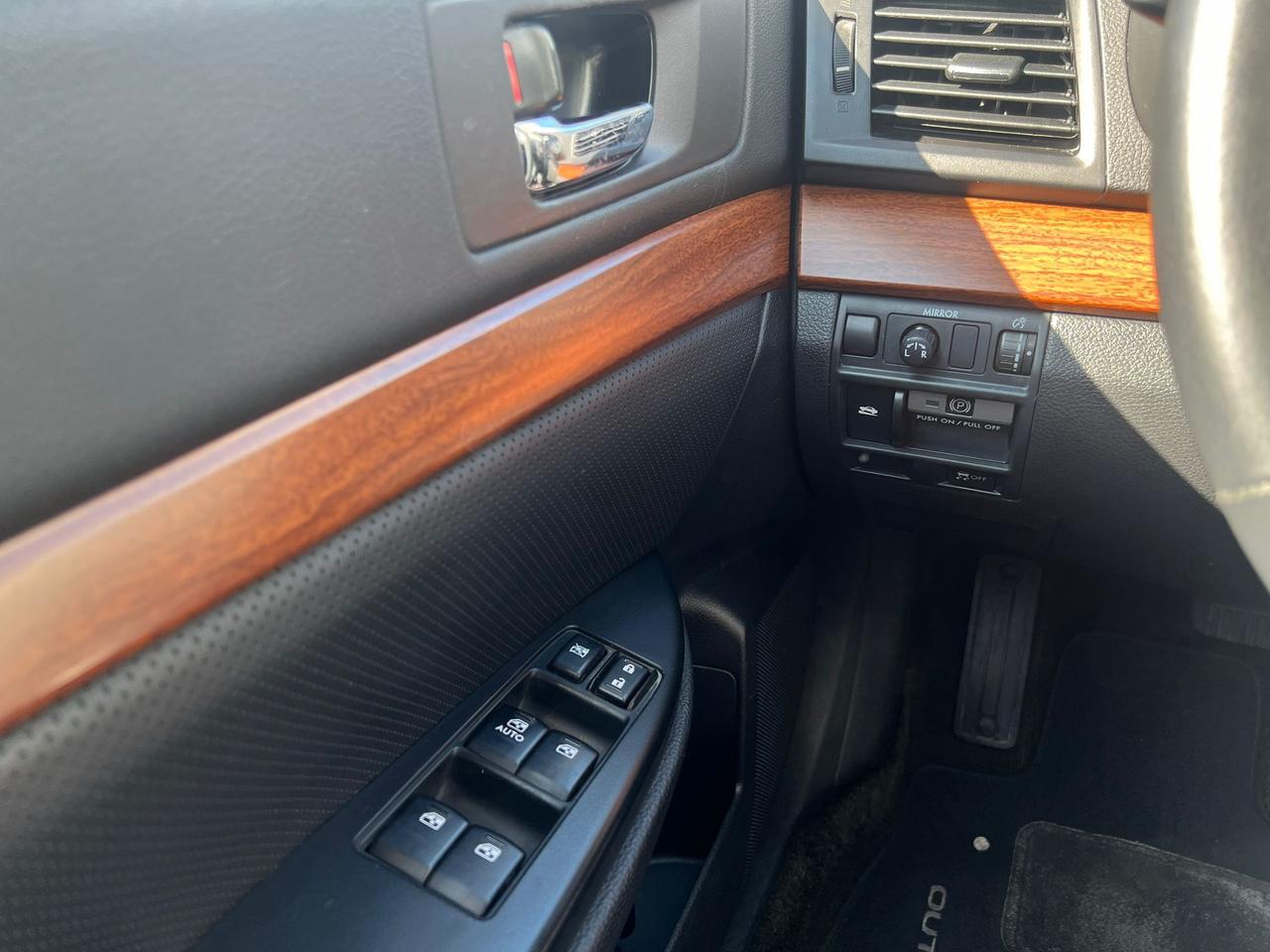 2014 Subaru Outback 4dr Wgn H4 Auto 2.5i Limited Photo