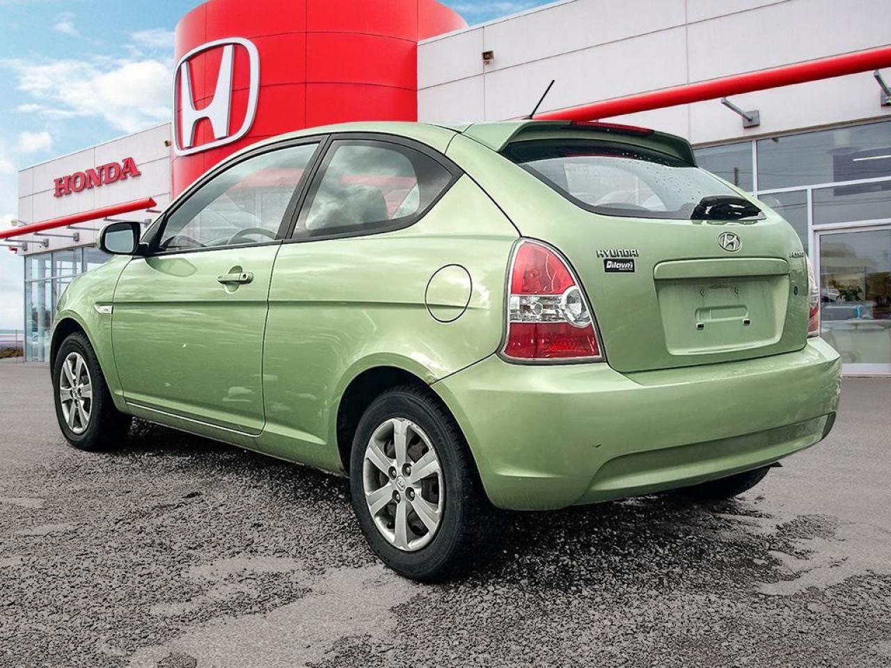 2010 Hyundai Accent GL Photo3