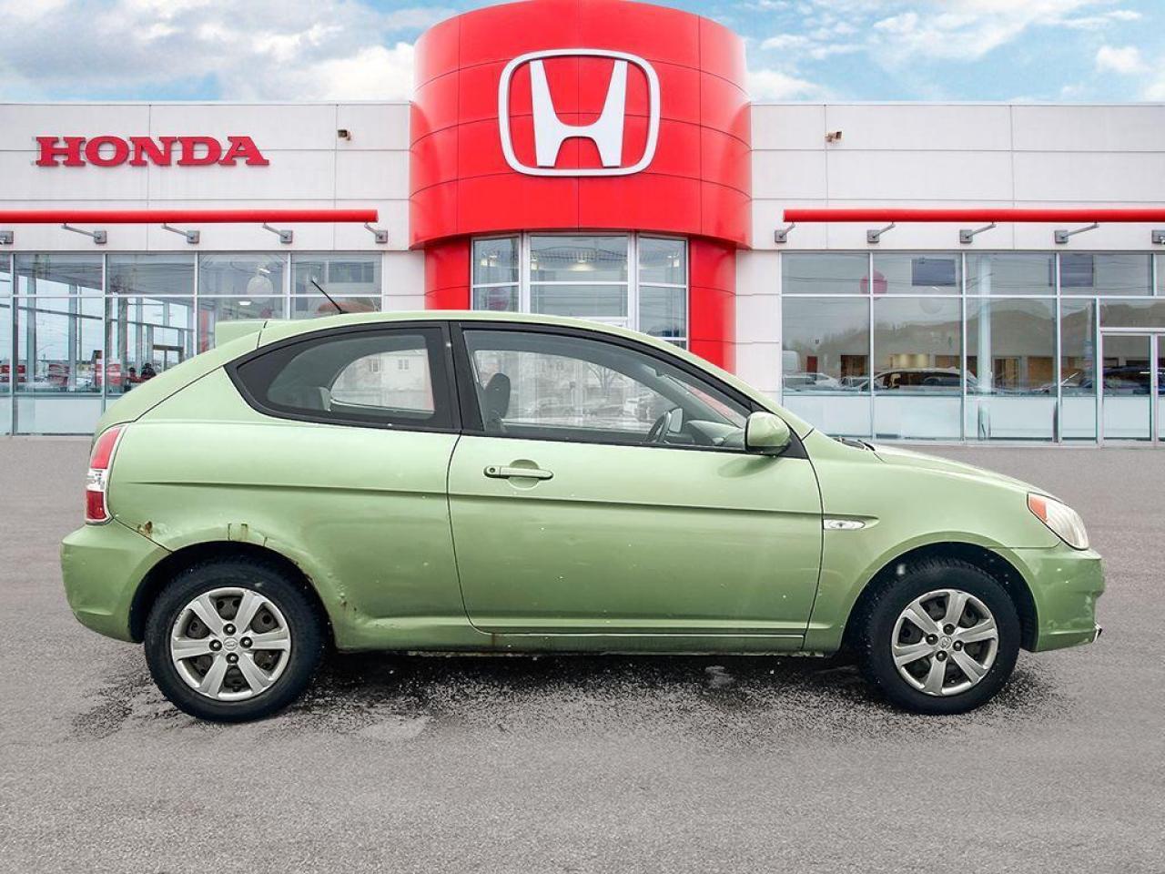 2010 Hyundai Accent GL Photo