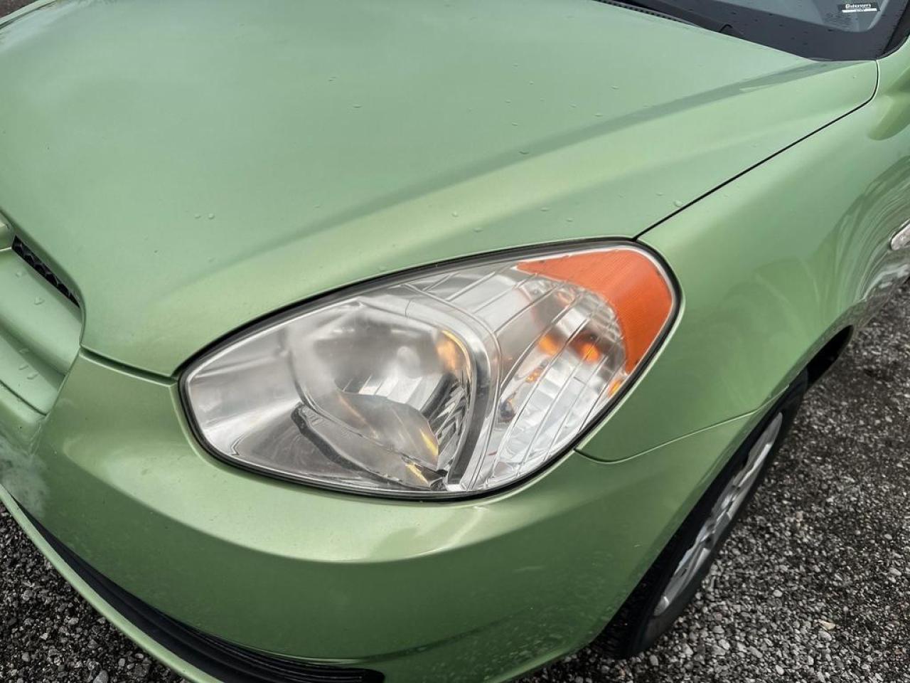 2010 Hyundai Accent GL Photo