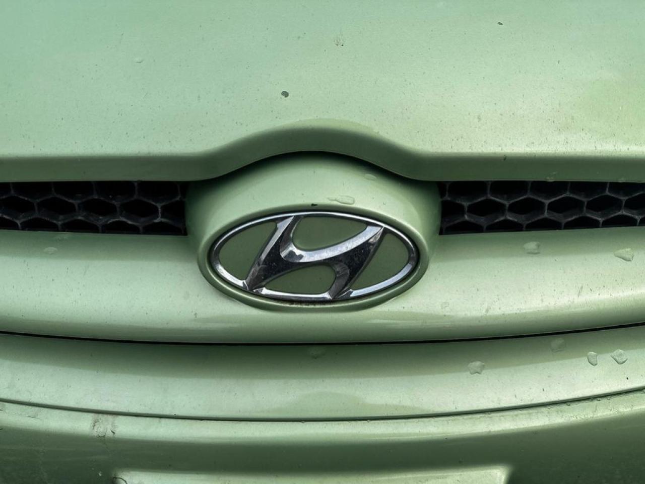 2010 Hyundai Accent GL Photo