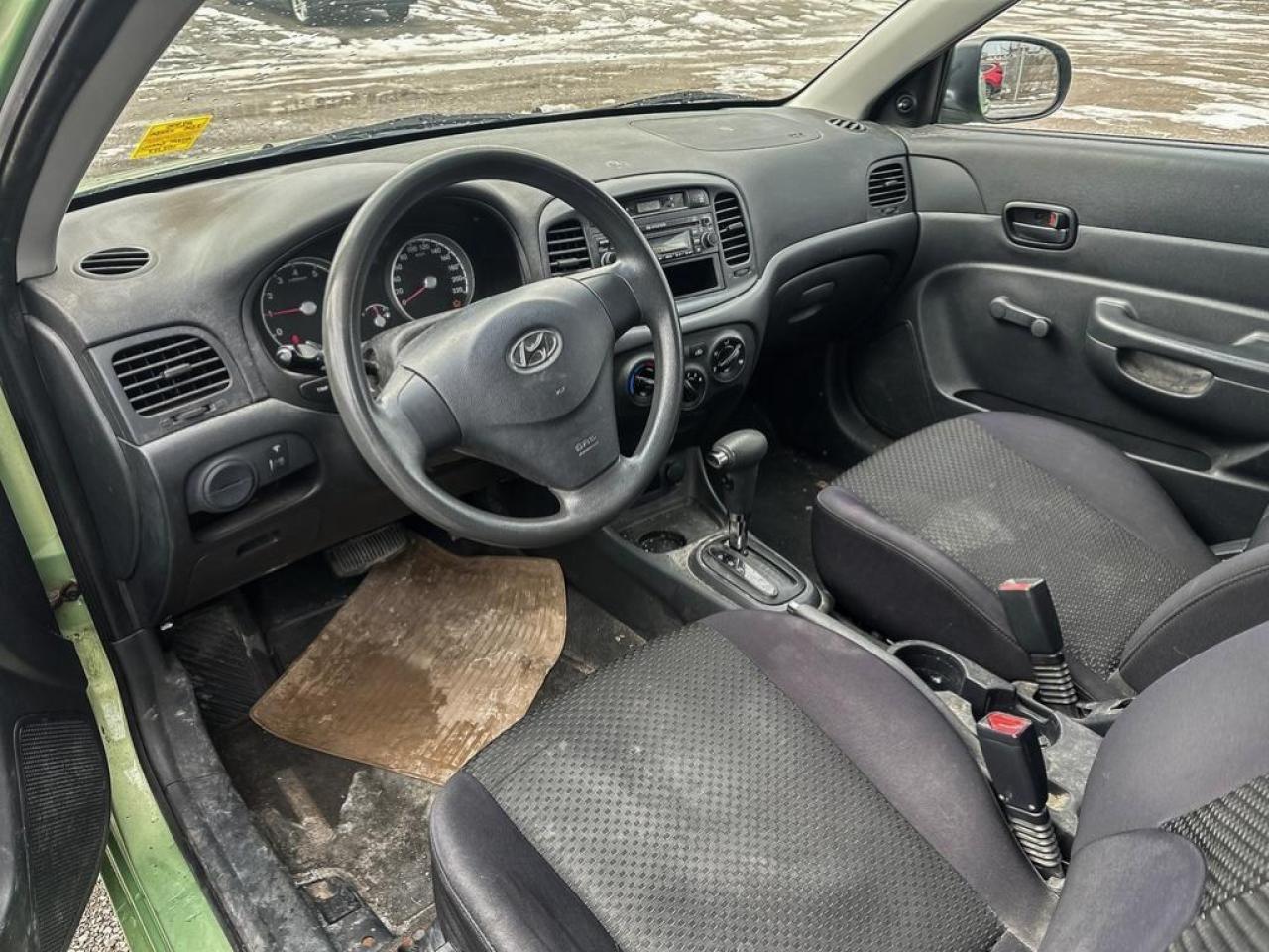 2010 Hyundai Accent GL Photo