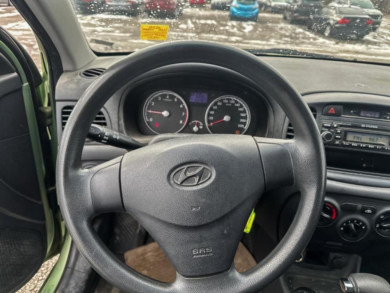 2010 Hyundai Accent GL Photo