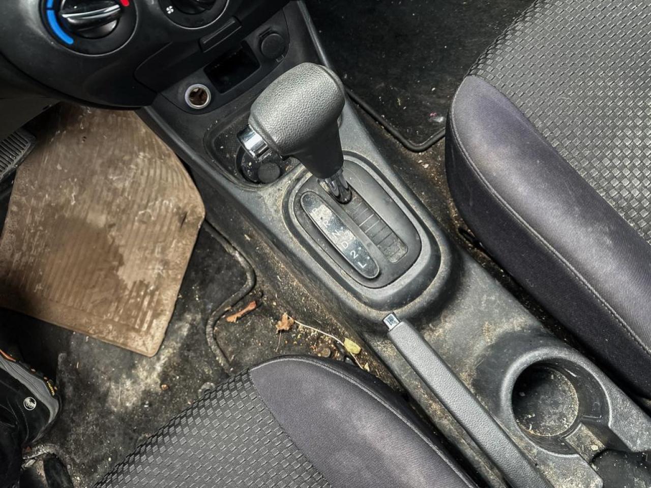 2010 Hyundai Accent GL Photo