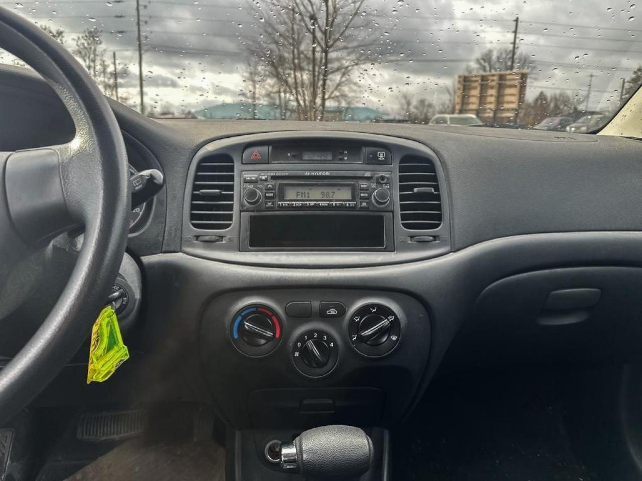 2010 Hyundai Accent GL Photo