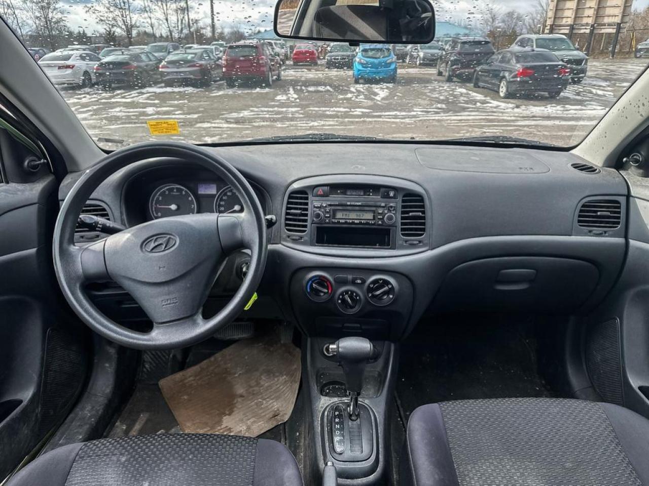 2010 Hyundai Accent GL Photo