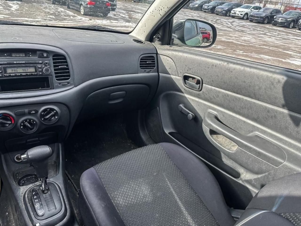 2010 Hyundai Accent GL Photo