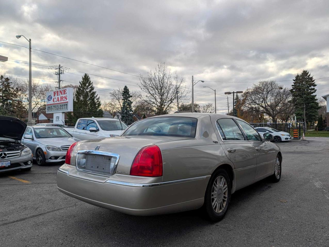 2011 Lincoln Town Car 4dr Sdn Signature Limited Photo