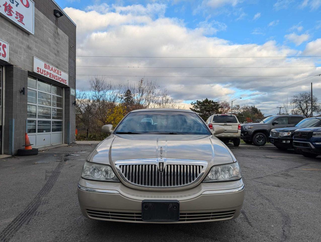 2011 Lincoln Town Car 4dr Sdn Signature Limited Photo