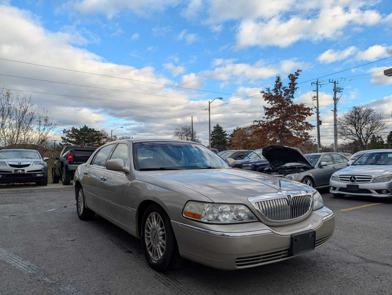 2011 Lincoln Town Car 4dr Sdn Signature Limited Photo