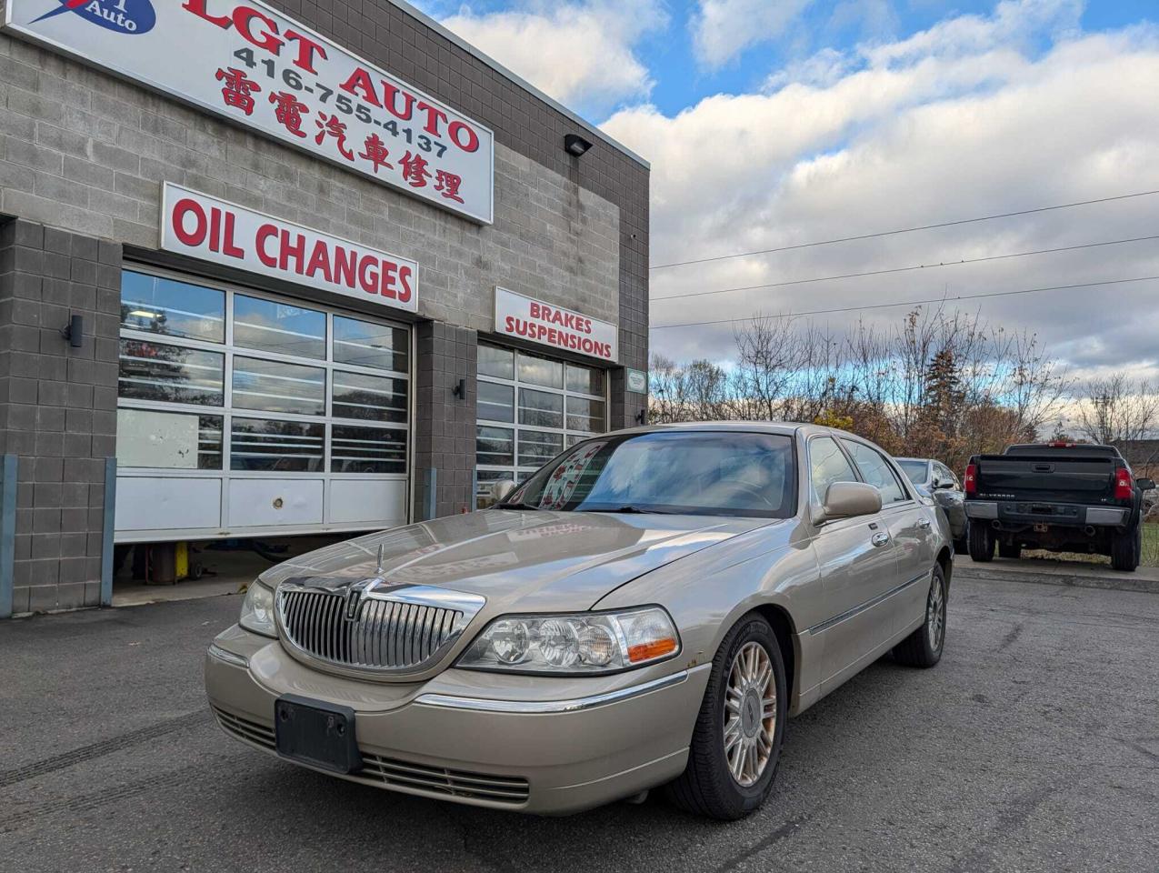 2011 Lincoln Town Car 4dr Sdn Signature Limited Photo0