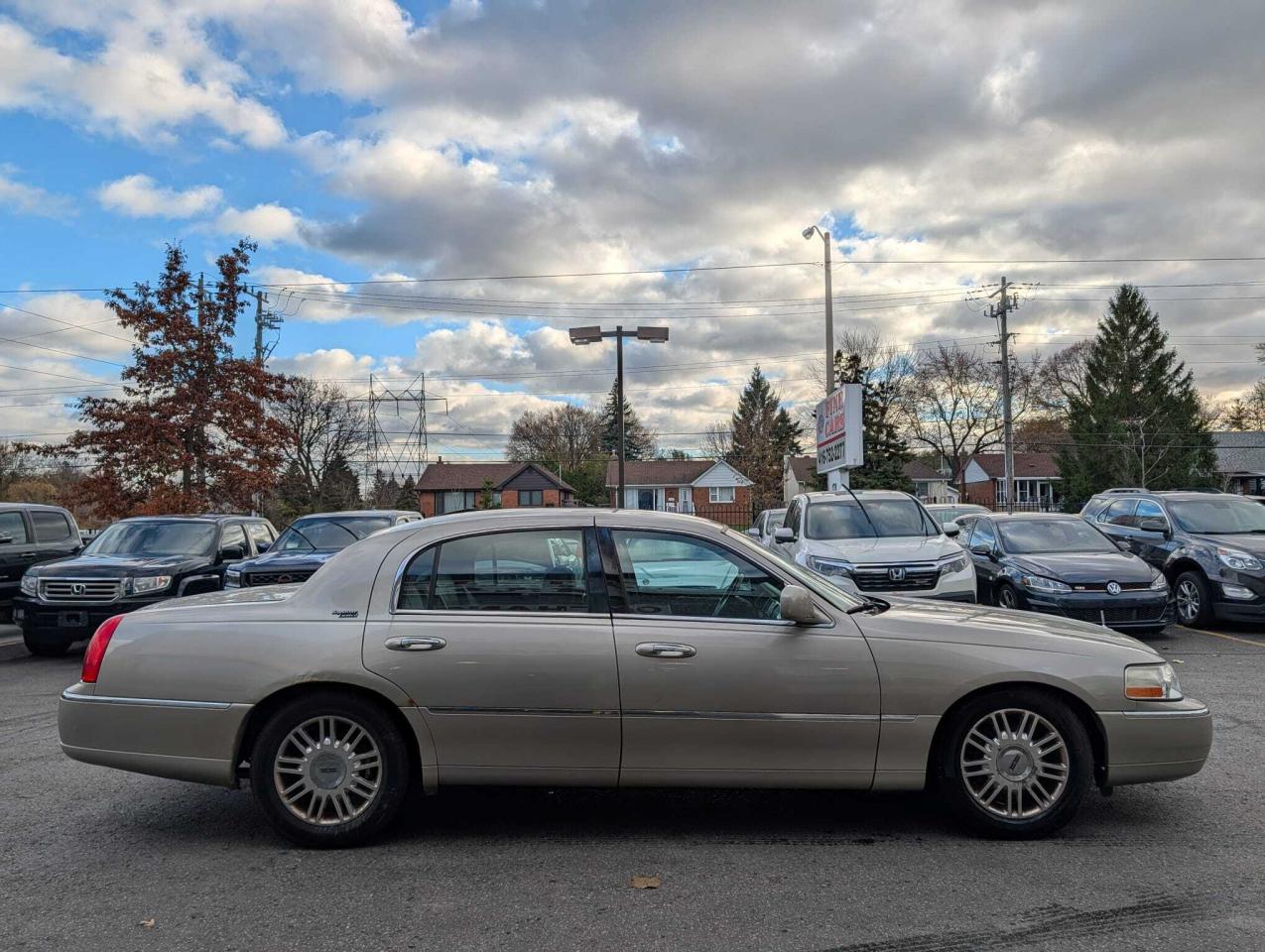 2011 Lincoln Town Car 4dr Sdn Signature Limited Photo