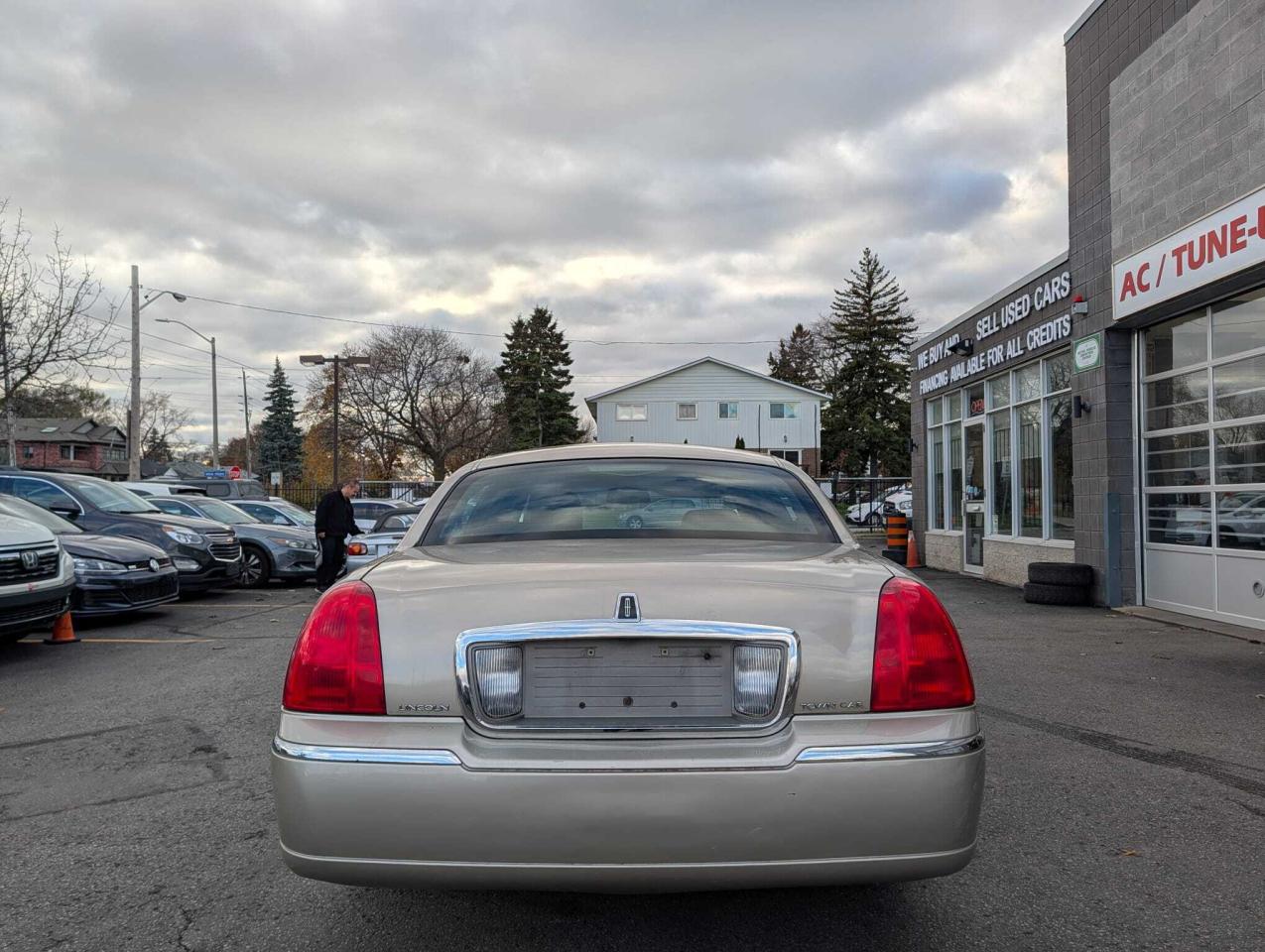 2011 Lincoln Town Car 4dr Sdn Signature Limited Photo