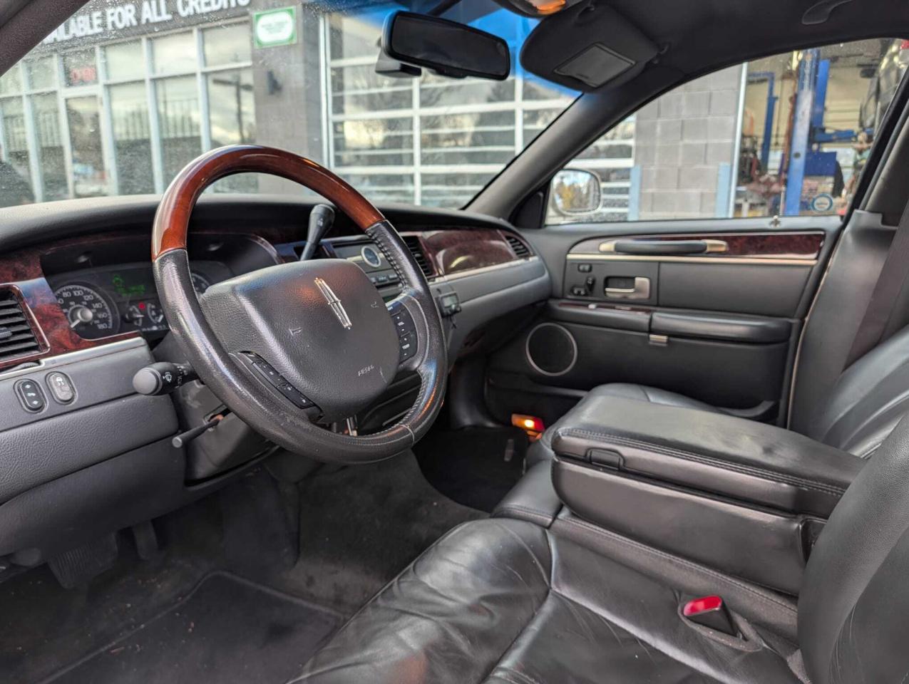 2011 Lincoln Town Car 4dr Sdn Signature Limited Photo